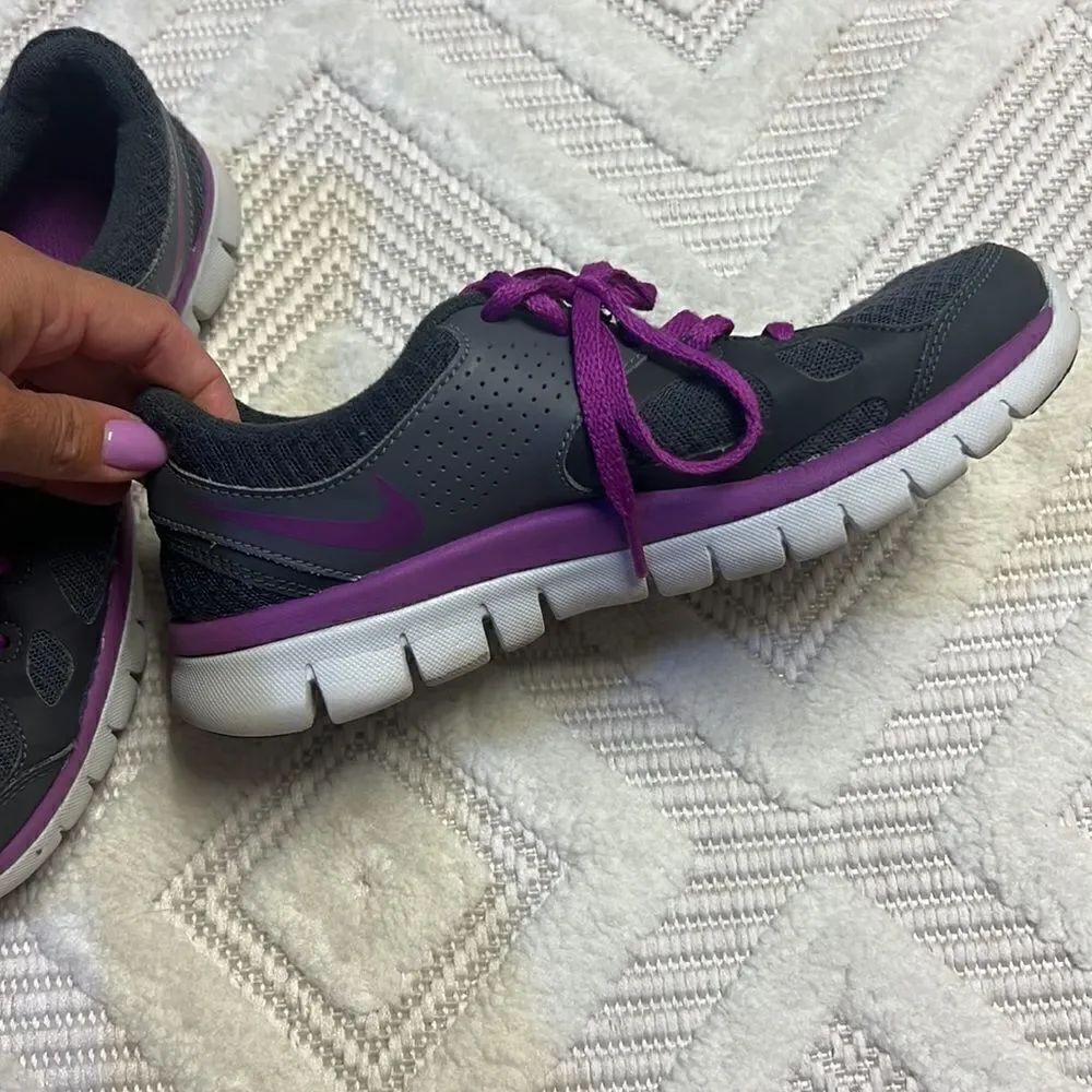 NIKE Tennis Shoes - Picture 5 of 9